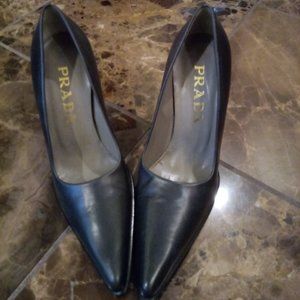 Authentic Prada Vero Cuoio Gray leather pumps